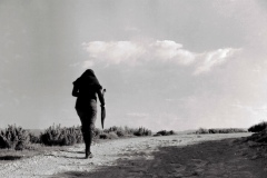 Femme-sur-le-chemin2